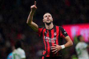 跟队记者：米兰着手与帕夫洛维奇续约3年，年薪涨至250万欧