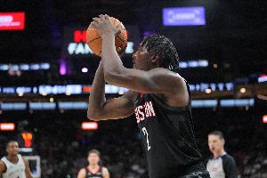 没什么大作用！芬尼-史密斯顶替申京首发 半场三分2中0一分未得