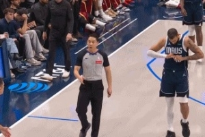 草台班子！独行侠运球过半场后裁判才想起球权归骑士 本场第2次