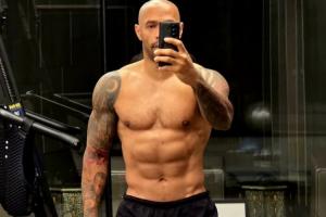 自律！48岁亨利晒与伴侣健身日常，腹肌大腿肌线条分明