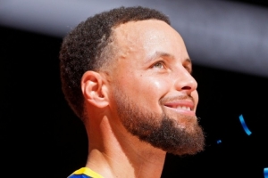 38岁！勇士官微：让我们一起祝这位叫库里的帅哥生日快乐 ​​​