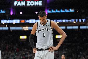 场均24.2分11.1板！明天马刺迎战黄蜂 文班因右脚踝酸痛出战成疑