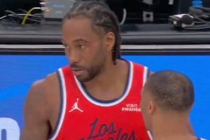 小卡眼角被打破血流不止 回更衣室治疗之后已经重回球场