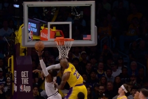 打斯潘塞·琼斯头上~詹姆斯失误后奋力回追 犯规破坏对手快攻