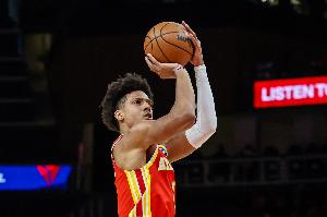 稳定发挥！杰伦·约翰逊半场12中6砍13分6篮板6助攻带队领先