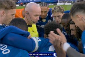 有解释也够炸裂..切尔西赛前围裁判因纽卡先开球，裁判来中圈控场