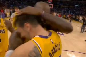 ❤️爱你！比赛结束后詹姆斯第一时间从后场狂奔回去和东契奇拥抱