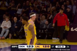 必须硬刚！斯玛特弧顶接东契奇背传命中回应三分打停比赛