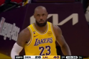 行云流水！斯玛特抢断&拉拉维亚长传 詹姆斯追击三分一箭穿心