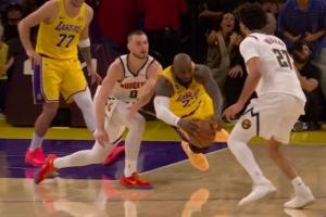 泪目！41岁詹姆斯鱼跃飞扑 终于形成了争球！