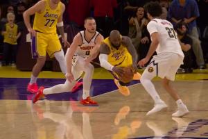 41岁詹姆斯鱼跃飞身抢地板球！记者：泥地里打滚的皇帝！！！