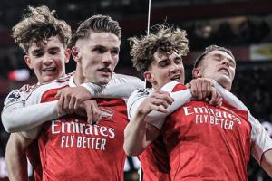 小伙太激动！道曼从身后搂住约克雷斯，后者被勒出表情包