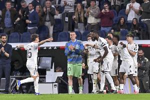 神来之笔！居莱尔68米超远后场吊射破门，预期进球仅0.01