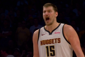 强打！约基奇单打艾顿 晃动后高抛打板追平比分