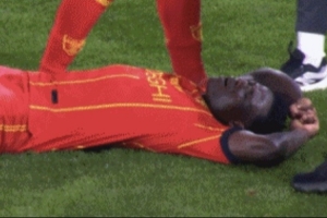 惊魂一幕！莱切球员突然捂着胸口倒地，送医院后心电图检查没问题