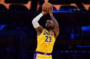 鱼跃救球大振士气！詹姆斯鏖战40分13秒 13中7贡献17分6板5助2断