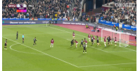 错失绝杀良机！曼城角球进攻引起禁区混战，格伊后点起脚射门打高