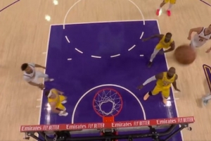 提前犯规了~戈登单打詹姆斯碾到篮下 身体失衡高打板打进但是无效