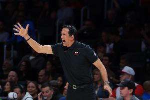 你这读秒有点快吧！热火发球被吹5秒违例 昨天火箭明显5秒漏吹