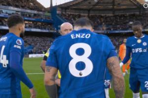 名场面！切尔西围圈把主裁保罗·蒂尔尼围住 帕尔默抱裁判+盯着看