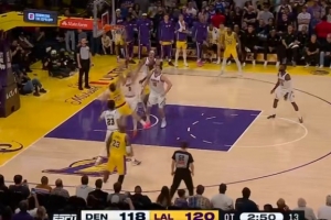 太难了！东契奇对抗防守强攻不中 球卡篮脖子&吹了争球