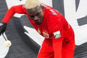 22岁让·克劳德进生涯首球！与球迷擂鼓互动：第一次打，还可以吧