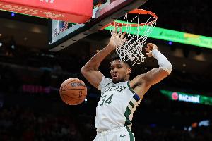 横冲直撞！字母哥转身隔扣赫夫 随后空篮再扣率队扩大领先