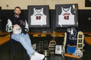 母校传奇！乐福高中母校为其退役了00号和42号两个球衣号码！