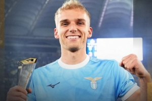 伊萨克森：主场球迷气氛令人难以置信，很高兴得到全队的拥抱祝贺