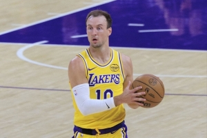 手感波动！肯纳德上半场三分2中0 过去11次三分出手仅命中2个