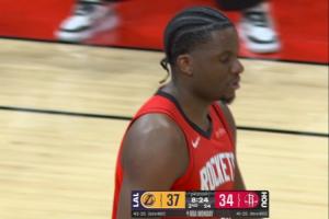 艾顿说话！卡佩拉一抢二拿到前场板 再迎着詹姆斯打进2+1！