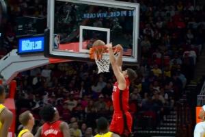 谢天谢地！谢泼德大变向把海斯过了个干净 双手滑翔炸扣！