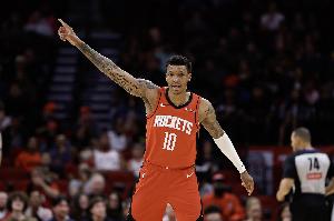 简单高效！贾巴里·史密斯上半场8投6中 砍下13分4篮板