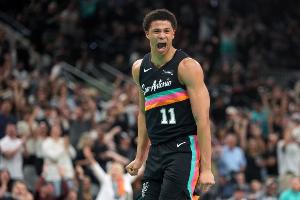 正负值+20断档领先！卡特·布莱恩特半场3中2拿下7分4板1助 3犯规