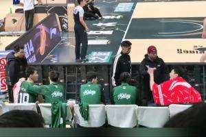 骂得真脏郭昊文和赵柏清在替补席分坐两端互相指着对方鼻子骂