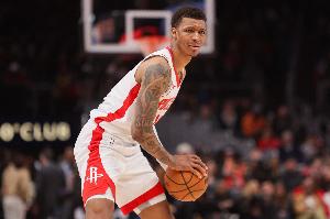 火媒：每个人都在讨论小贾被老詹隔扣 但论半场表现他仅次于东杜