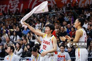 陈玉婕：刚踏上赛场时紧张 教练队友给了我很大信心 后来就放开了