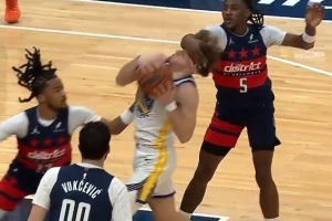 看着就疼！波杰突破被沃特金斯一巴掌结结实实拍到脸部 后者吃T