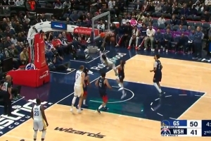 暴力美学！小佩顿空切单臂暴力隔扣 扣完还在筐上转了一圈