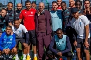 全队拜访齐达内并合影！马赛：和世界上最著名的马赛人共度下午