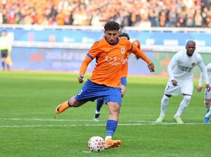 鲁媒：泰山三叉戟共存问题得到有效解决，阿尔瓦罗表现稳健