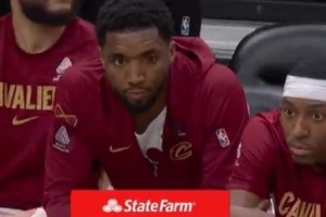 看着不太对劲！多诺万·米切尔坐在场边 但左眼有些异样