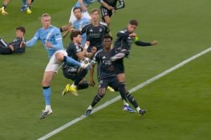 谢尔基禁区倒地+曼城球员抗议加西亚手球，裁判均没有表示