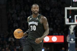 还是挺稳的！兰德尔半场9中5拿到13分 另有4板1助1断&三分2中1