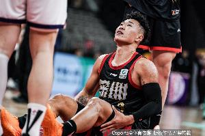 进攻端比较稳！贺希宁首发38分钟 15中8&三分9中3砍下20分12板