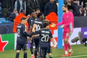 不满！维尼修斯双响后向球迷展示球衣，多纳鲁马摊手不满与其沟通