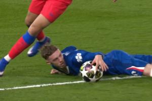 给寒王看晕了...帕尔默对抗中倒地示意对手犯规，反倒被吹了手球