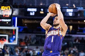 开局手感很热！布克首节6中4&三分2中1射落12分 连续打成2+1