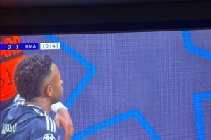 维尼修斯破门，皇马名宿贝尔社媒晒儿子在大屏幕前共同庆祝照片