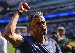 大胜淘汰切尔西，登贝莱、杜埃等巴黎队员在更衣室庆祝晋级